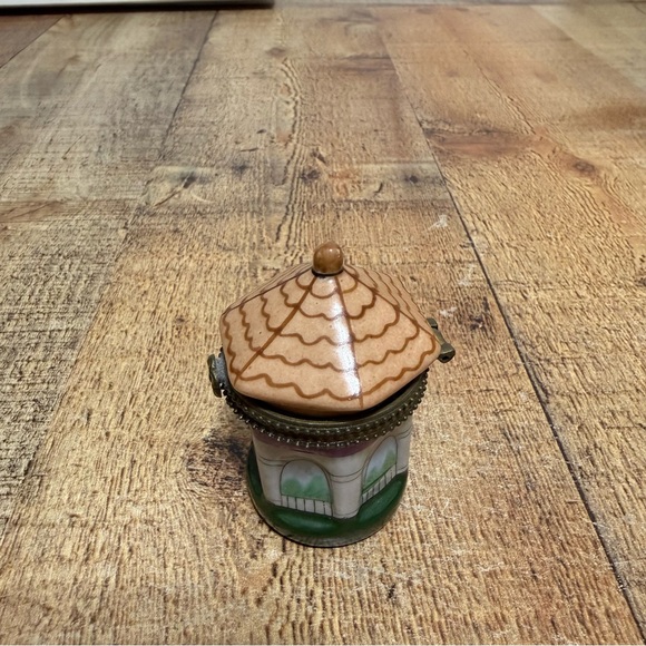 Two's Company Accessories - Tiny Gazebo Trinket Box  Ceramic 3" weathervane inside Rare Two's Company